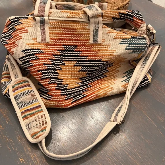 NWOT Stylish Multicolor Aztec Patterned Tapestry Overnight Bag - Picture 5 of 7